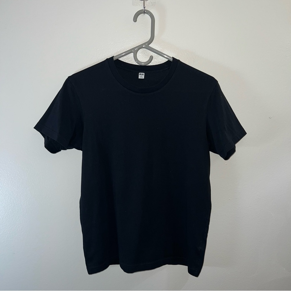 Small black Uniqlo tshirt